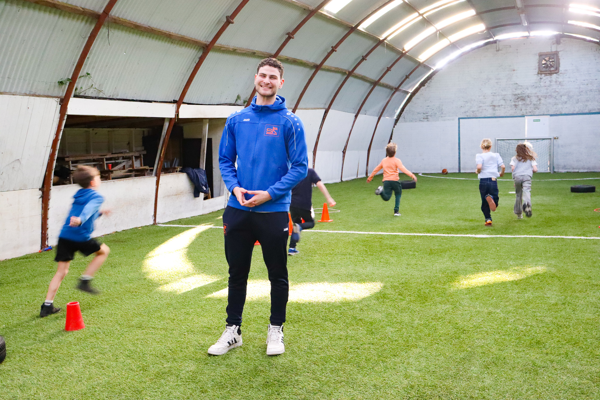 Sportinstructeur BSO SDOB in broek in waterland van Sportify Kids Sportinstructeur BSO SDOB in broek in waterland van Sportify Kids